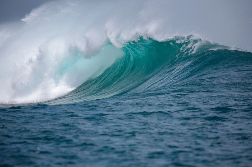 AI system detects rogue waves minutes in advance