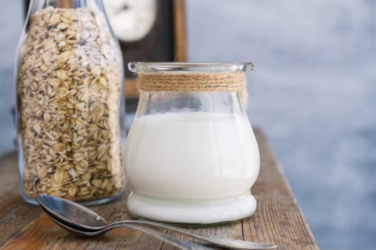 4 Benefits of Oat Milk, Plus Nutrition and Risks